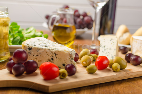 Délicieux fromage bleu olives raisins salade derrière Photo stock © Peteer