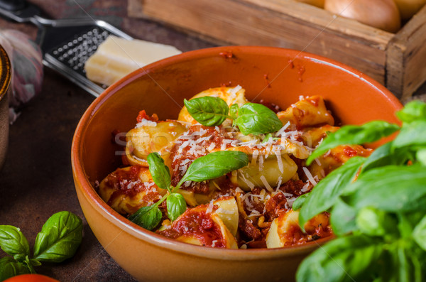 Fatto in casa tortellini salsa di pomodoro erbe aglio Foto d'archivio © Peteer