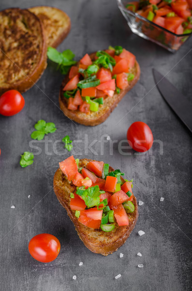 Franceza usturoi pâine prăjită legume salată alimente Imagine de stoc © Peteer