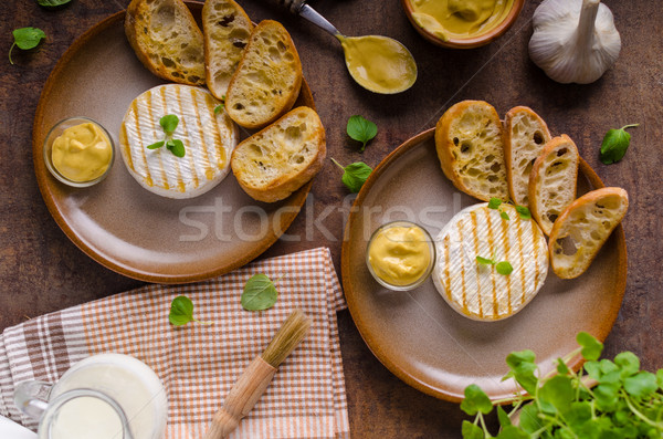 Grillowany camembert musztarda francuski zioła Zdjęcia stock © Peteer