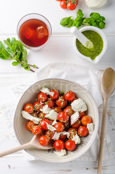 Tomate cerise salade pesto mozzarella fraîches herbes Photo stock © Peteer