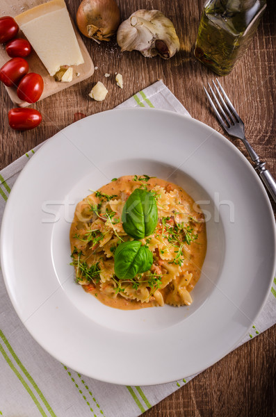 Pasta salsa de tomate ajo albahaca nueces mesa Foto stock © Peteer
