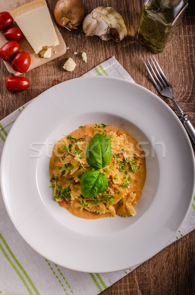 Pasta salsa di pomodoro aglio basilico dadi tavola Foto d'archivio © Peteer