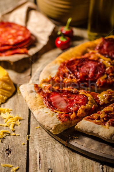 Rustikal Salami Pizza Cheddar Käse Chorizo Stock foto © Peteer