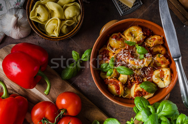 Fatto in casa tortellini salsa di pomodoro erbe aglio Foto d'archivio © Peteer