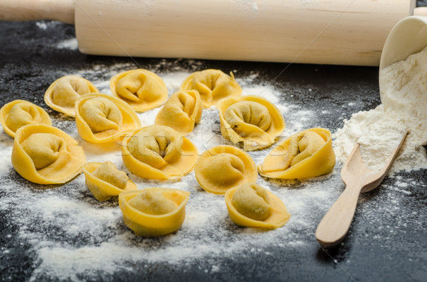 Fatto in casa pasta tortellini ripieno funghi aglio Foto d'archivio © Peteer