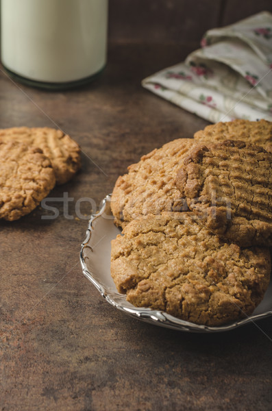 Cookie-uri unt de arahide lapte lemn Imagine de stoc © Peteer