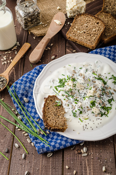 Fatto in casa yogurt formaggio tipo gorgonzola erba cipollina pane di frumento Foto d'archivio © Peteer