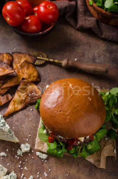 Carne de vită Burger branza cu mucegai făcut în casă nachos chipsuri Imagine de stoc © Peteer