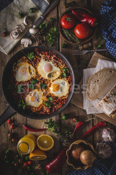Ouă picant tomate piper sos lemn Imagine de stoc © Peteer
