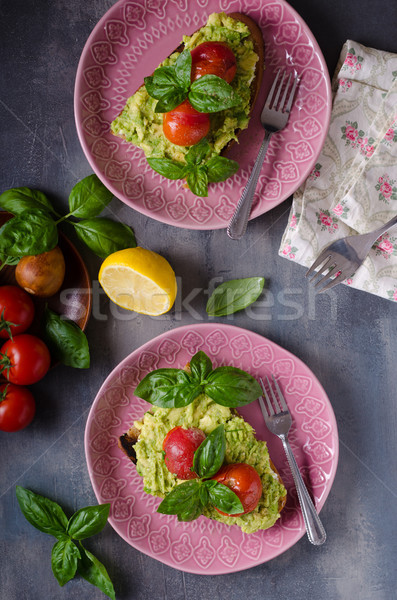 Avocado brood gebakken tomaat salade vers Stockfoto © Peteer