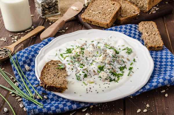 Foto d'archivio: Fatto · in · casa · yogurt · formaggio · tipo · gorgonzola · erba · cipollina · pane · di · frumento