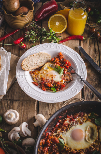 Imagine de stoc: Ouă · picant · tomate · piper · sos · lemn