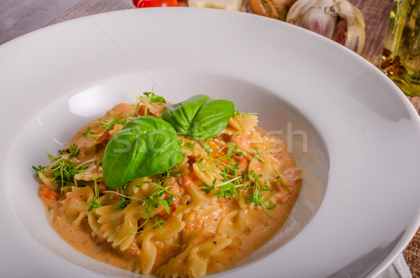 Pasta salsa di pomodoro aglio basilico dadi tavola Foto d'archivio © Peteer