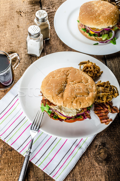 Marhahús hamburger vöröshagyma tükörtojás ropogós szalonna Stock fotó © Peteer