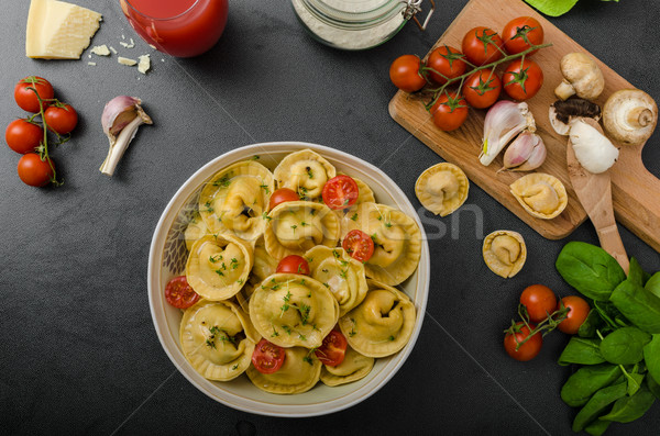 Stock fotó: Házi · készítésű · nagy · tortellini · töltött · gombák · paradicsomok