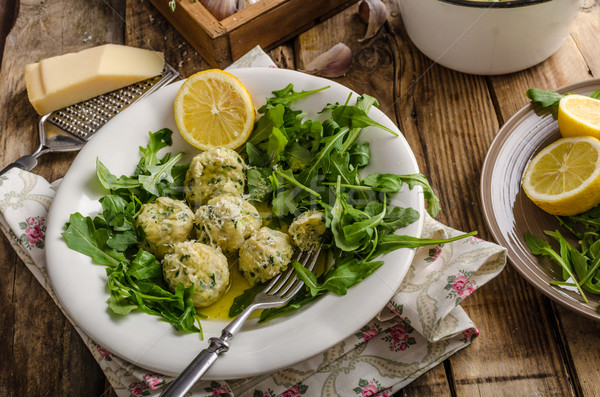 Foto stock: Espinafre · salada · luz · curativo · limão · azeite