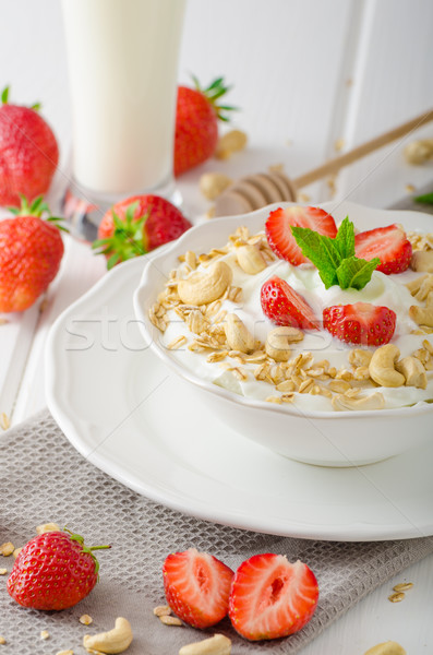 Doméstico iogurte morangos granola fruto Foto stock © Peteer