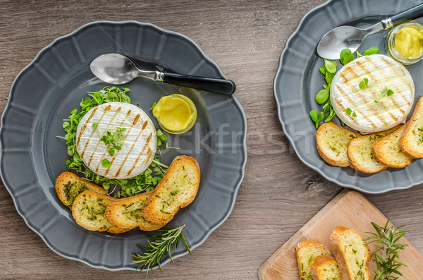 Foto stock: A · la · parrilla · camembert · hierbas · frescos · hierba · crujiente