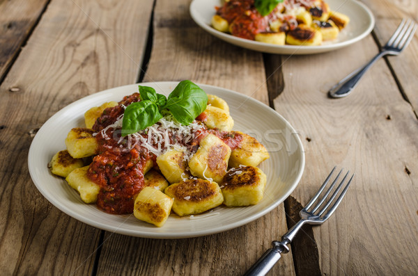 Foto d'archivio: Fatto · in · casa · salsa · di · pomodoro · erbe · parmigiano · piccolo · basilico