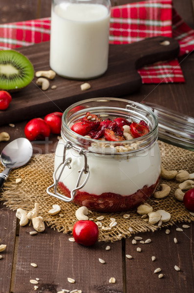 Krajowy wiśniowe jogurt zastanawiać się nasion owoców Zdjęcia stock © Peteer