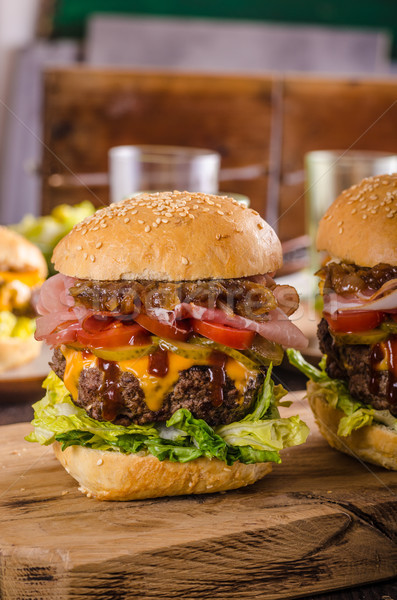 Házi készítésű marhahús hamburger hagyma szalonna sör Stock fotó © Peteer