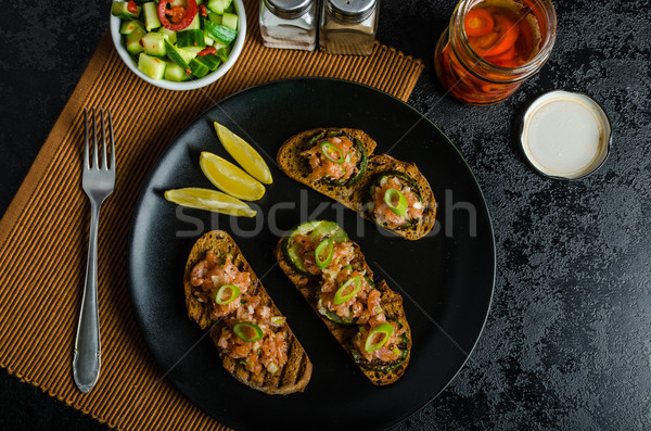 [[stock_photo]]: Saumon · croustillant · Toast · concombre · salade · piment