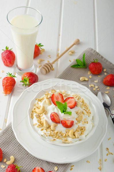 Domestique yogourt fraises granola fruits Photo stock © Peteer