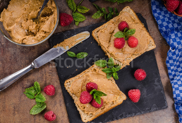 Pâine prăjită unt de arahide fructe de padure rustic mentă făcut în casă Imagine de stoc © Peteer