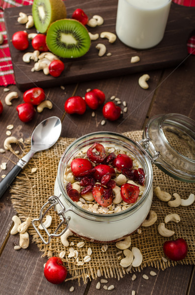 Krajowy wiśniowe jogurt zastanawiać się nasion owoców Zdjęcia stock © Peteer