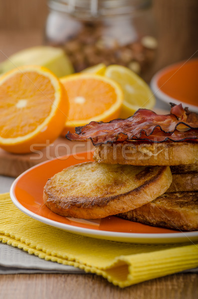 Franceza pâine prăjită slanina proaspăt suc tort Imagine de stoc © Peteer