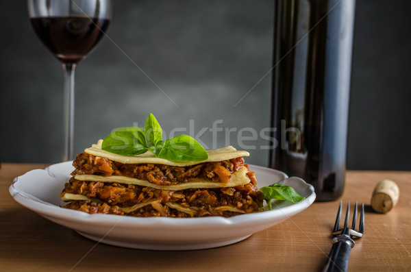 Lasaña original carne de vacuno raíz hortalizas vino tinto Foto stock © Peteer