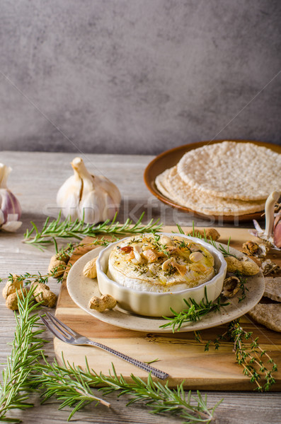 Foto stock: Camembert · nueces · hierbas · simple · delicioso
