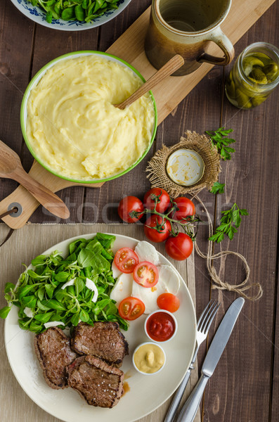 Bife salada tomates dois molho Foto stock © Peteer