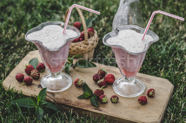 Stockfoto: Smoothie · buiten · zomer · mand · aardbeien · gras