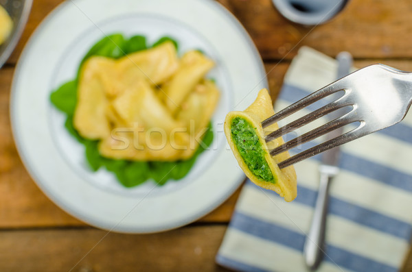 Făcut în casă ravioli umplut spanac proaspăt rodie Imagine de stoc © Peteer