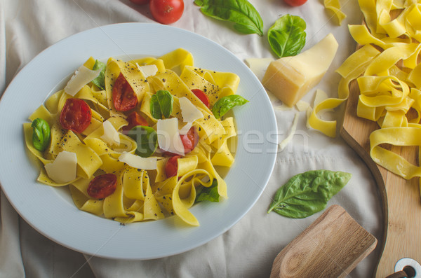 Foto d'archivio: Tagliatelle · italiana · colori · pomodori · basilico