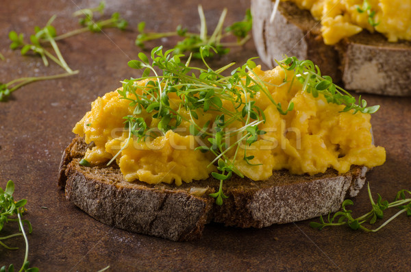 Foto stock: Huevos · revueltos · integral · pan · frescos · verde · cena