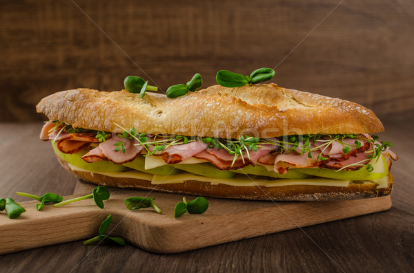 长棍面包 · 熏制 · 苹果 · 啤酒 / baguette with smoked rump