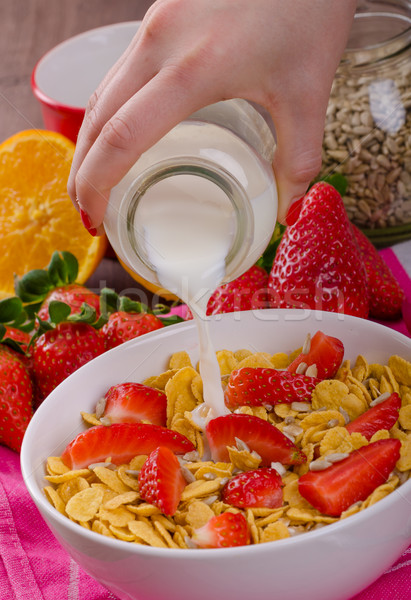 Saudável café da manhã flocos de milho leite frutas morangos Foto stock © Peteer