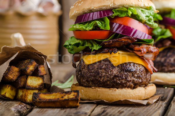 Stockfoto: Rundvlees · hamburger · rustiek · stijl · chili · paprika