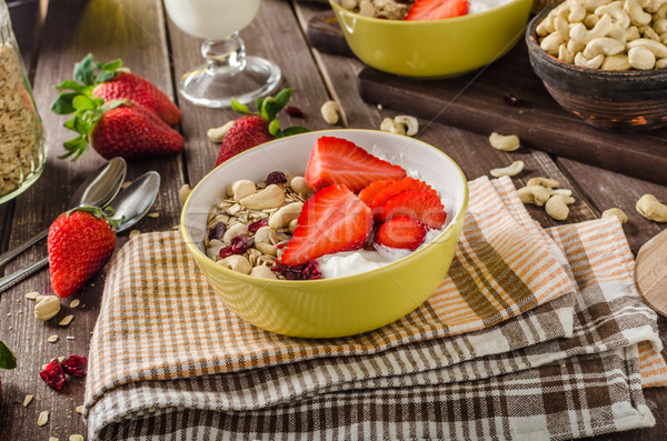 Haferflocken Joghurt frischen Nüsse Erdbeeren gesunden Stock foto © Peteer