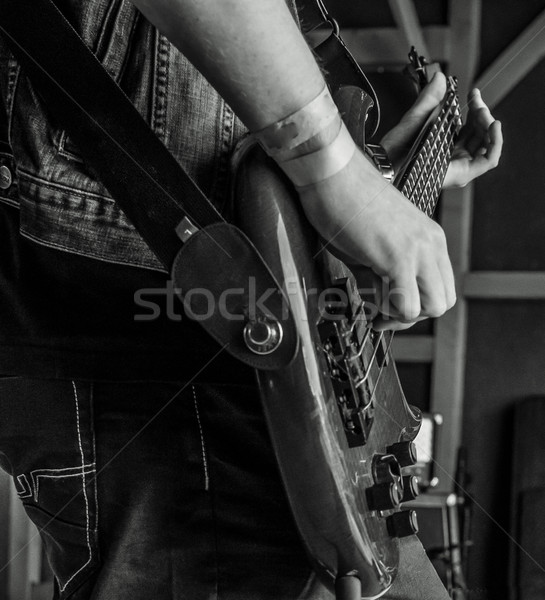 Foto stock: Músico · baixo · guitarra · concerto · foco · mãos