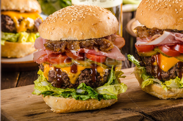 Házi készítésű marhahús hamburger hagyma szalonna sör Stock fotó © Peteer