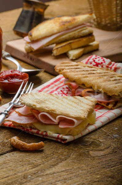 Rapid cină pâine prăjită şuncă brânză panini Imagine de stoc © Peteer