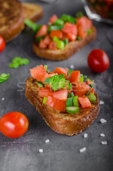 Franceza usturoi pâine prăjită legume salată alimente Imagine de stoc © Peteer