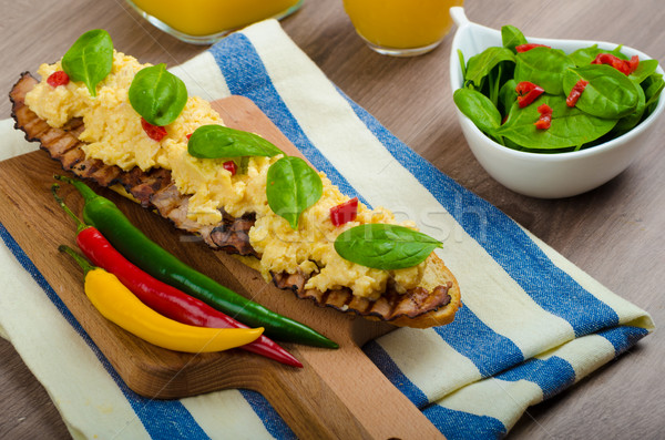 Jajecznica toast świeże Sałatka angielski stylu Zdjęcia stock © Peteer