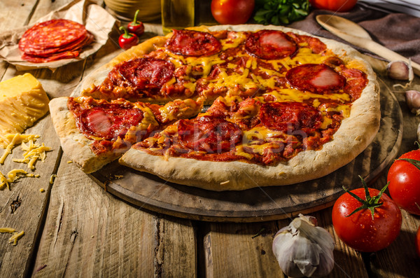 Foto stock: Rústico · salame · pizza · queijo · cheddar · queijo · chorizo