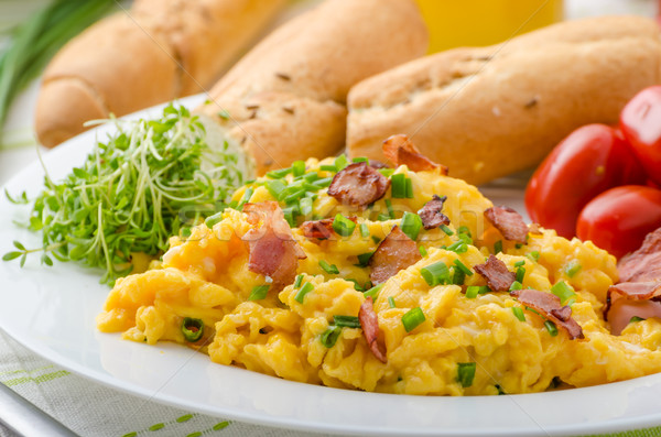 Huevos revueltos tocino tomates frescos jugo pequeño Foto stock © Peteer