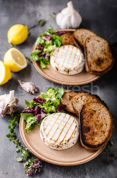 Grillowany camembert ser mini Sałatka Zdjęcia stock © Peteer